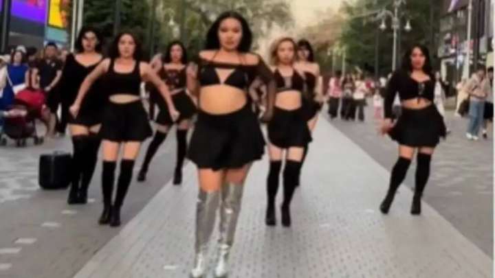 Арбат көшесінде билеген қыздарды полиция алып кетті