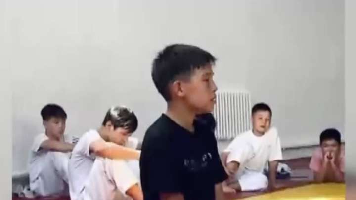 Атыраулық 14 жастағы дзюдошы "Балқадиша" әнін айтып, Казнетті тәнті етті