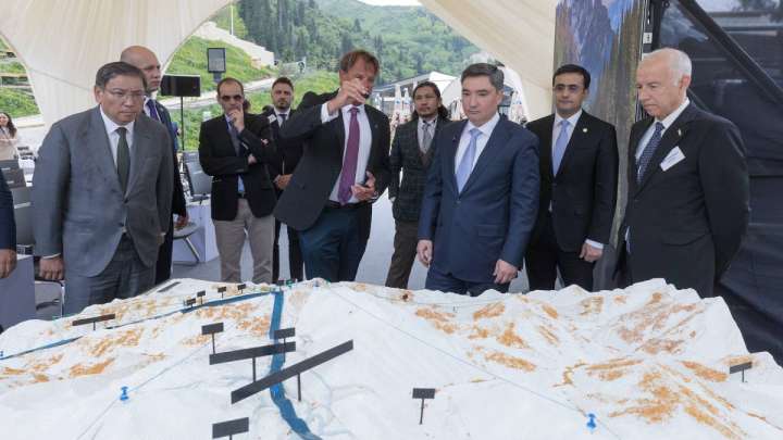 Олжас Бектенов Алматы тау кластері аумағын тікұшақпен аралап көрді