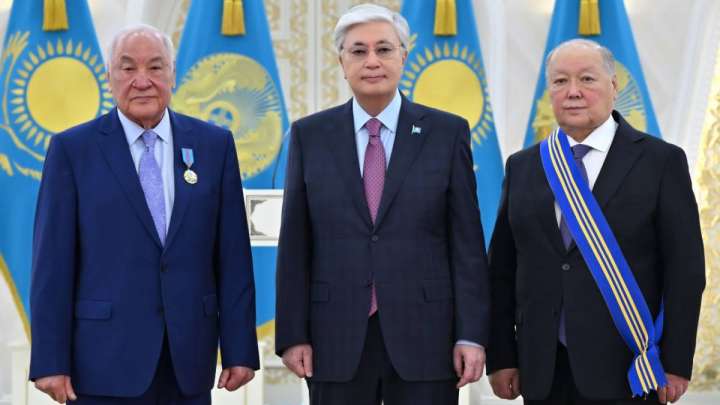 Тоқаев Равиль Шырдабаев пен Серік Тоқпановты наградтады