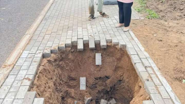 Астанада тротуар опырылып, бір қыз су толы шұңқырға түсіп кеткен