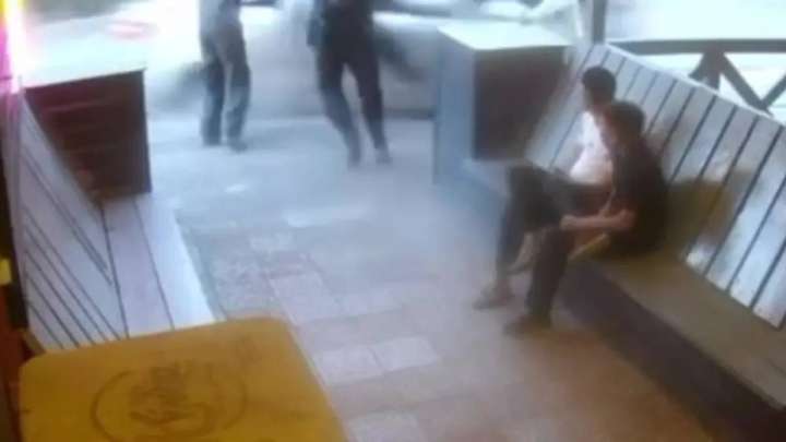 Сәтбаевта мас жүргізуші тротуарда тұрған жасөспірімдерді қағып кетті