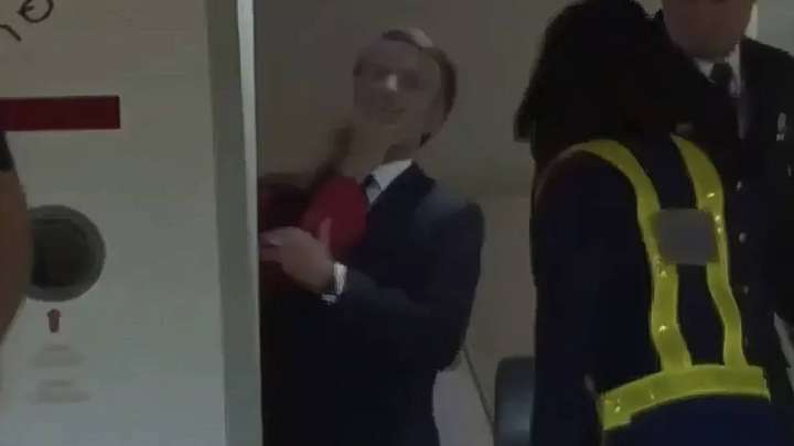 Тосын жайт: Франция президенті әйелінен шапалақ жеді