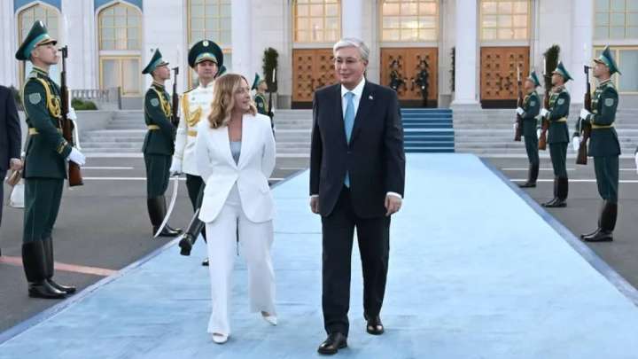 Тоқаев Джорджа Мелониді әуежайдан шығарып салды