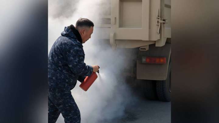 Абай облысында 20 тонна көмір тиеген жүк көлігі өртеніп кете жаздады