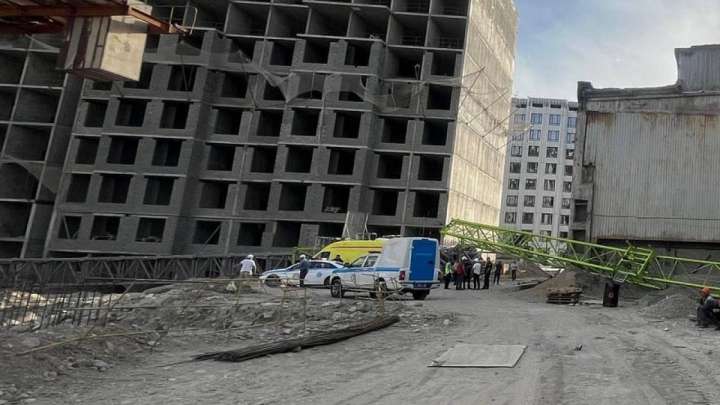 Алматыда мұнаралы кран құлап, бір адам мерт болды