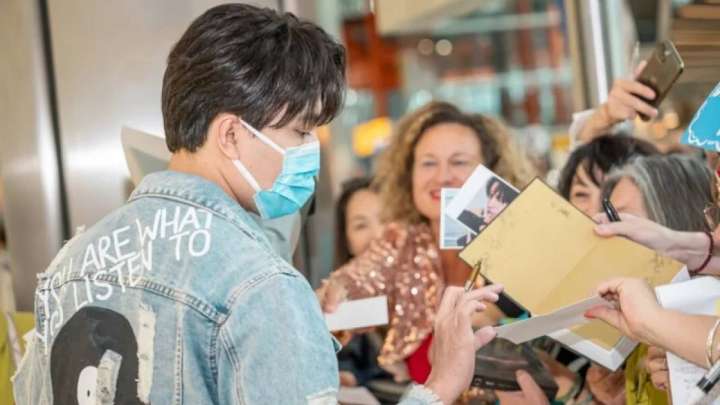 Димаштың Еуропалық туры: Әншіні лондондағы жанкүйерлері қарсы алды