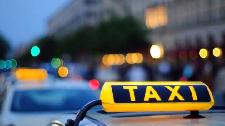 Таксиге тас лақтырған бойжеткен қамауға алынды