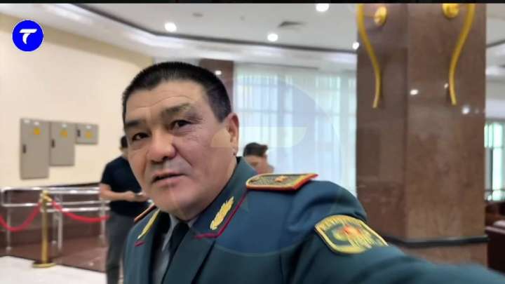 "Кедергі келтіріп жатырсыз". Қорғаныс министрінің орынбасары журналисті итеріп өтіп кетпек болды