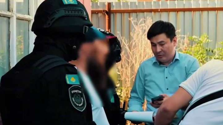 Кәсіпкерден ақша бопсалады деген күдікпен блогер ұсталды