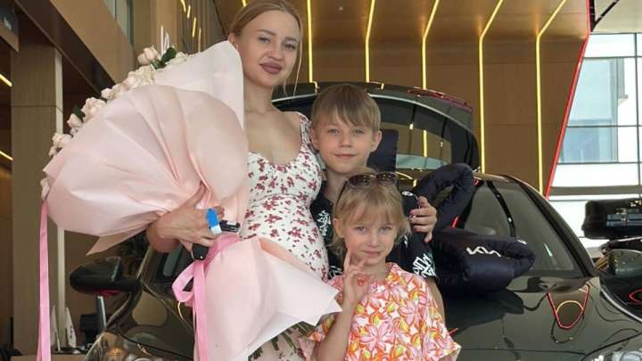 Қазақстандықтар көлігі өртенген мүгедектігі бар әйелге көмектесті