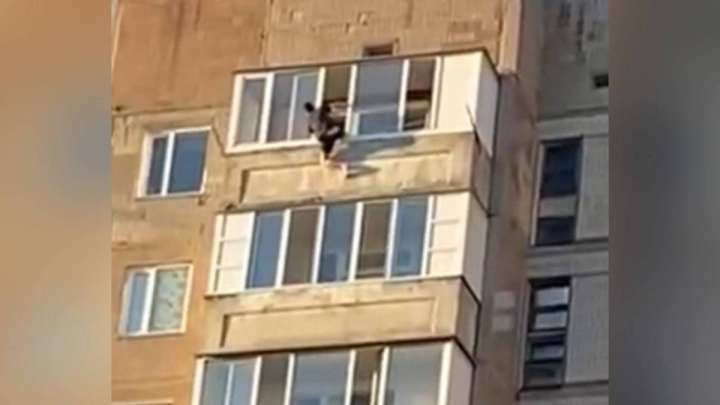 Қарағандыда ер адам 9-қабаттан секірмек болған