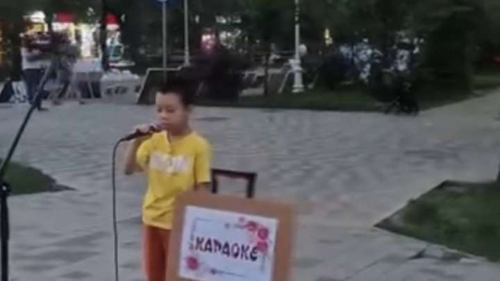 Көшеде Димаштың әнін шырқаған бала жұртты тәнті етті