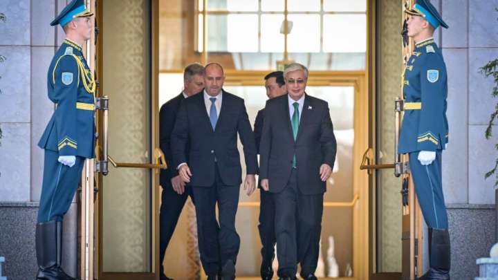 Президент Болгария басшысын елорда әуежайынан шығарып салды