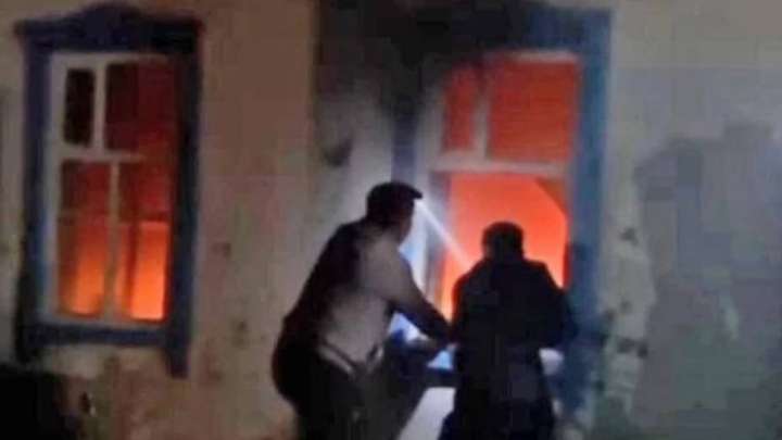 Әскери қызметкер өртеніп жатқан үйден әйелді құтқарып қалды