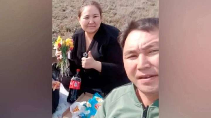 Қызғалдақ ұстап фотоға түскен әкімге қатысты іс тоқтатылды