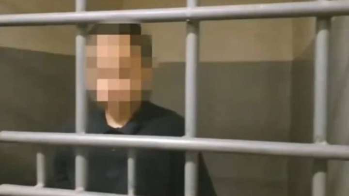 Ер адам екі дәрігерді соққыға жықты