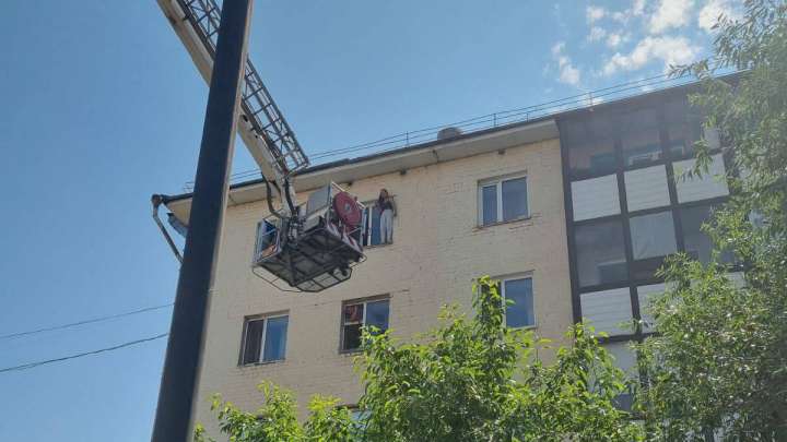 Астанада 5-қабаттың терезесіне шыққан қыз секіремін деп жұртты дүрліктірді