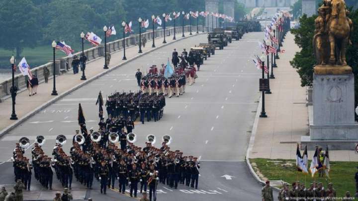 Трамптың туған күнінде АҚШ-та жаппай наразылық өтті