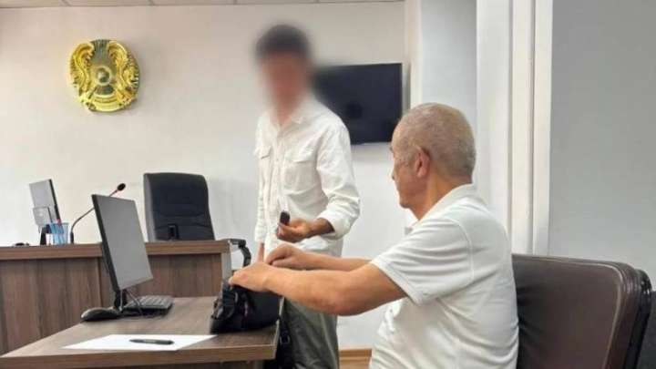 Мұқағалиға тіл тигізген блогер ақынның ұлына көлігінің кілтін берді