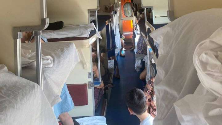 Алакөлге бара жатқан жолаушылар 6 сағат вагонда қамалып отырды