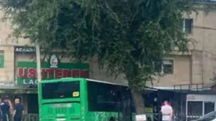 Алматыда жолаушылар автобусы тұрғын үйге соғылды