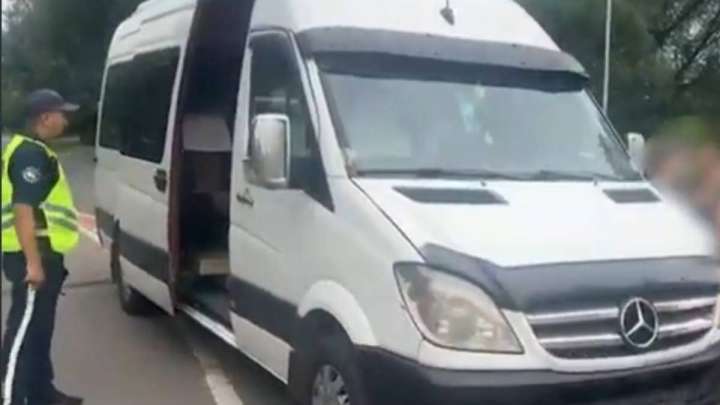 Алматыда мас автобус жүргізушісі балаларды тасымалдаған