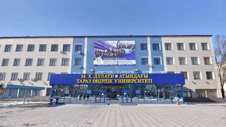 Таразда Дулати университетінде мемлекеттік емтиханнан кейін студенттер шу шығарды