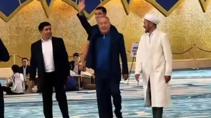 Назарбаев Астанадағы бас мешіттен көрінді