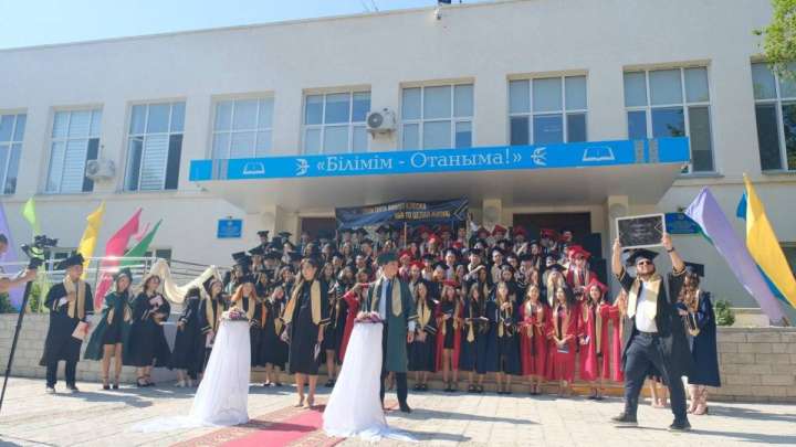 Ақтаулық түлектер сән-салтанатты кештен бас тартып, аутизмі бар балаларға көмектесті