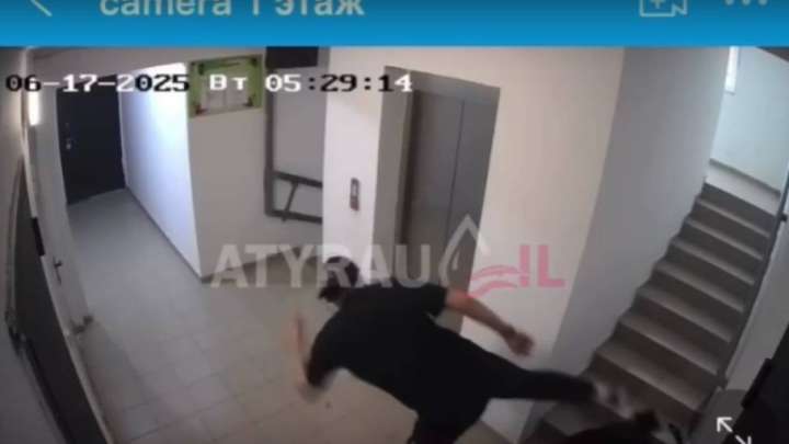 Атырауда ер адам үйдің кіреберісінде қызды ұрып-соқты
