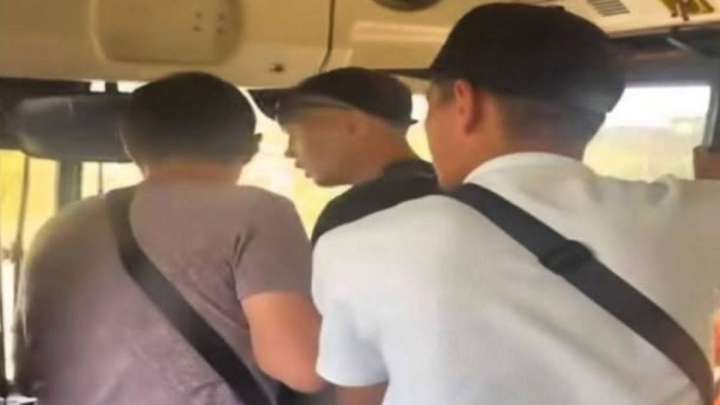 Семейде жолаушы автобус жүргізушісін ұрып тастады