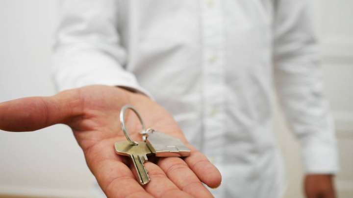 Жетім балаға арналған пәтерде бөгде адам тұрып келген