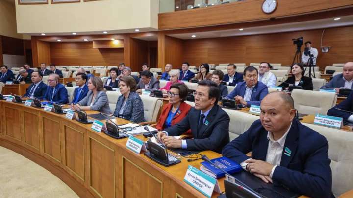 Депутаттар каникулға кетті