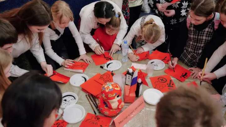 New York Times: Ресейдің байлары қытайлық күтушілерді жалдай бастады