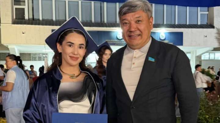 Әбиба Абужақынова заңгер дипломын қолына алды