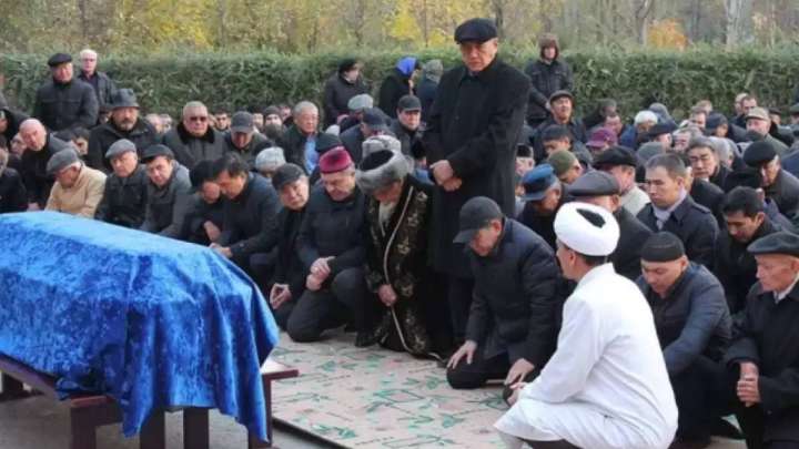 Жаназаға 100 мың теңге сұраған имамға қатысты дау шықты