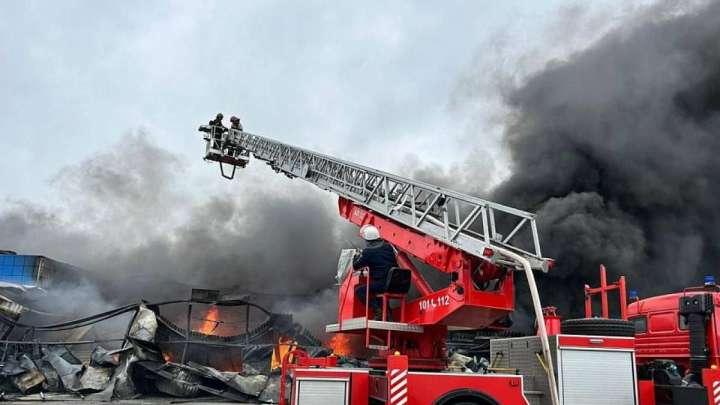 Павлодарда әкімшілік кешендегі ірі өрт сөндірілді