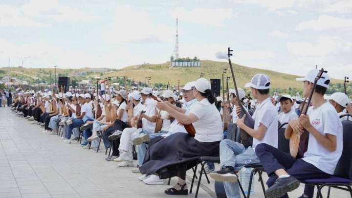 3000 домбырашы бір сәтте «Балбырауынды» орындады