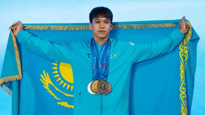 Қазақстандық ауыр атлет үш әлем рекордын жаңартты