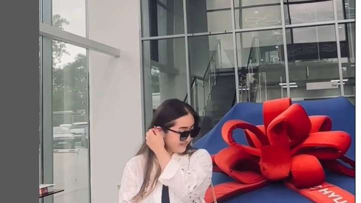 Мақпал Жүнісова қызы Мерейге ерекше тарту жасады