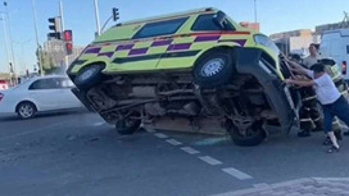 Астанада жедел жәрдем көлігі аударылып қалды