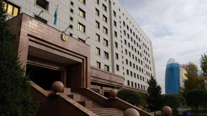 Министрліктер үйіне бейтаныс адам тұтанғыш қоспа лақтырды