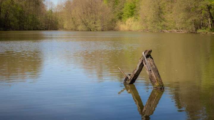 Қостанай облысында ішінде үш адам болған көлік суға батып кетті