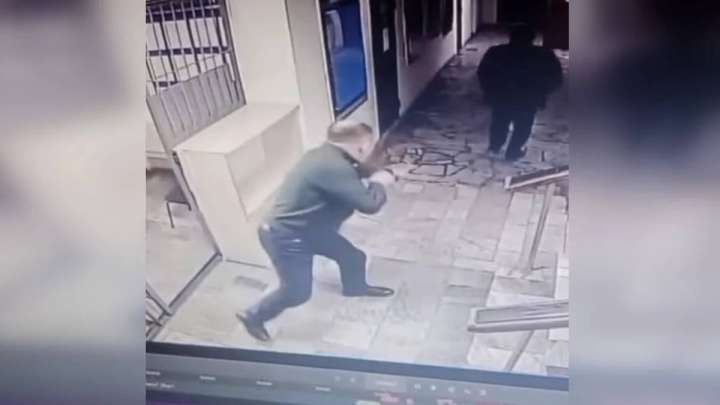 Қызметкерлерін рогаткамен атқан полиция басшысы қызметінен кетті