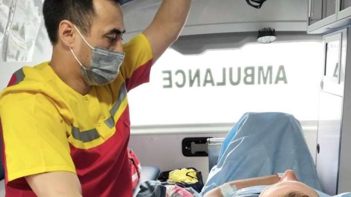 "Бас сүйегі сынып, миына қан құйылған": Қостанайда соққы алған дәрігер Астанаға жеткізілді