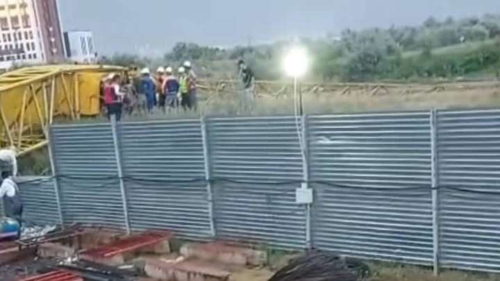 Астанадағы құрылыс алаңында кран құлап, жұмысшы қаза тапты