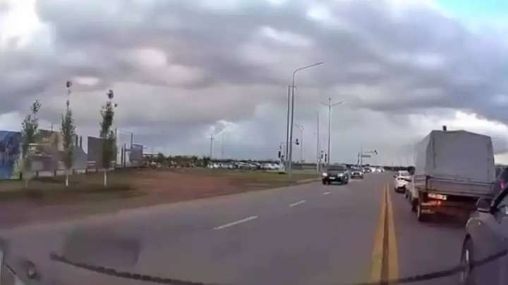 Астанада жолаушы такси жүргізушісіне шабуыл жасады