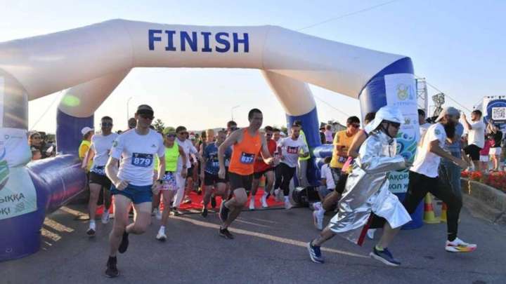 Temirtau Run 2025: Металлургтер күніне арналған кешкі жүгіру жүздеген адамды біріктірді
