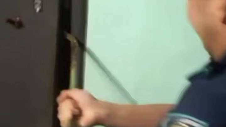 Өскеменде полицейлер өртенген пәтерден қарт әйелді алып шықты